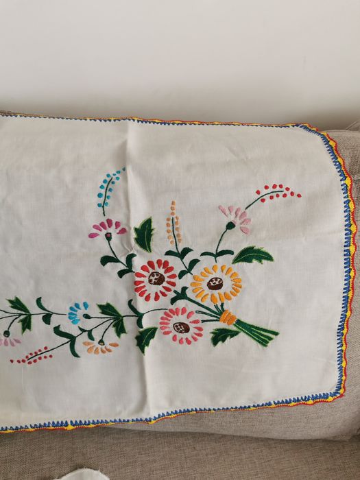 Lniany ręcznie haftowany bieżnik