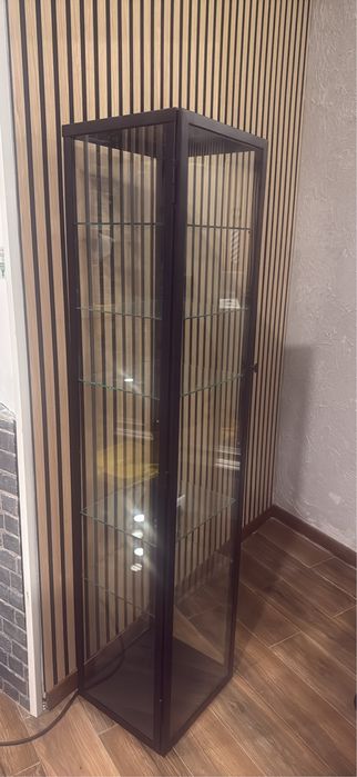 Armar a vitrine em metal e vidro