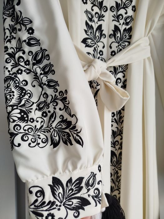 Вишита довга  сукня