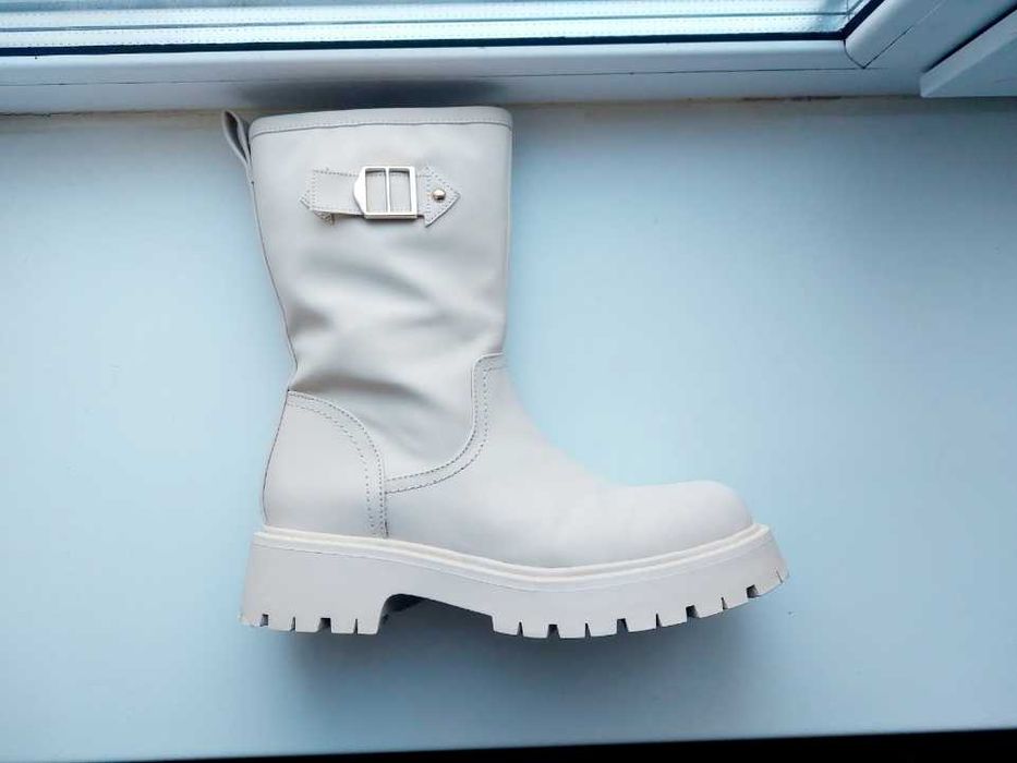 Черевики на тракторній подошві світло-бежеві, молочні, розмір 40