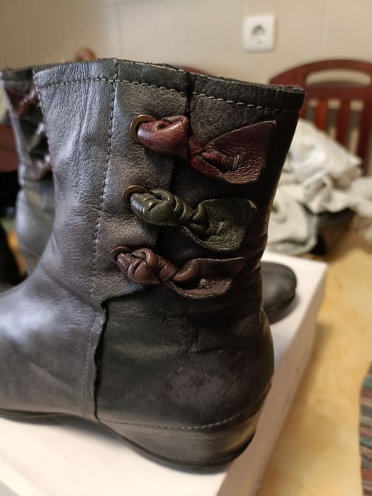 Botins cinza em pele e o forro também