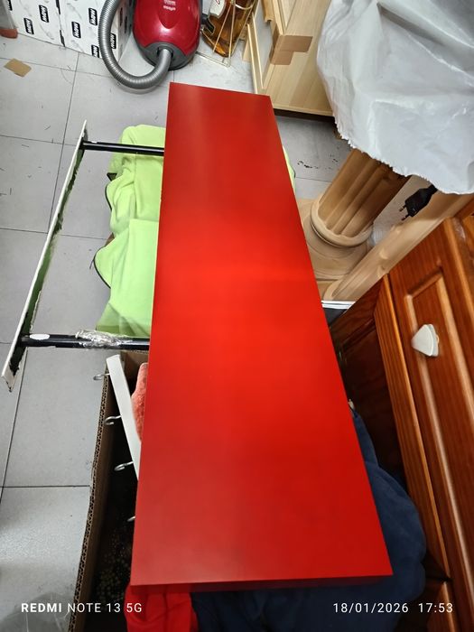 Vendo secretaria , prateleiras diversas e candeeiro