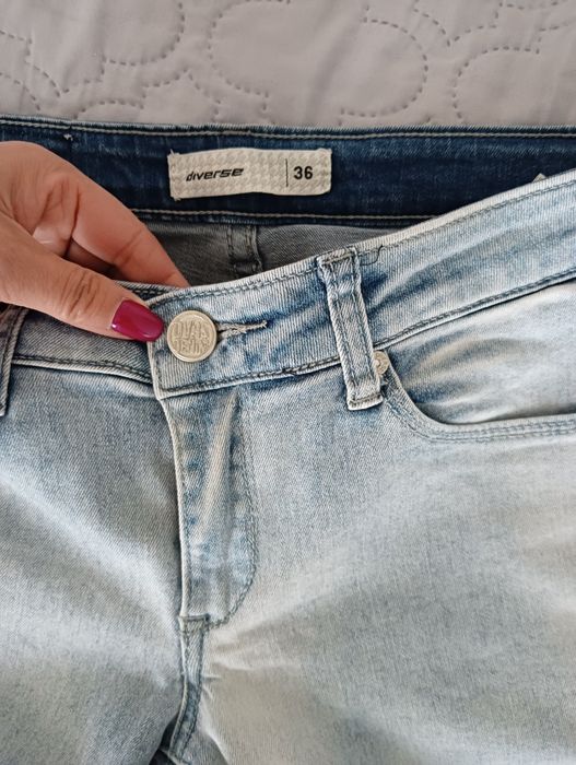 Jasne spodnie z przeszyciami i suwakami przy kostce