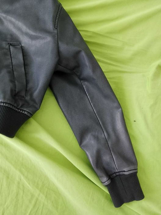 Śliczna Oversize markowa skóropodobna kurteczka.