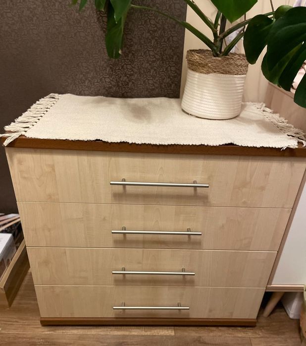 Pojemna elegancka solidna komoda z 4 szufladami