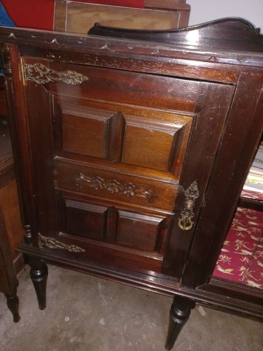 Aparador antigo em madeira