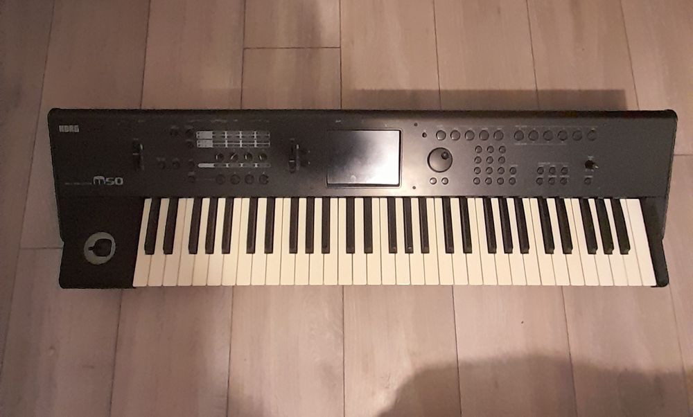 Продається KORG M50.