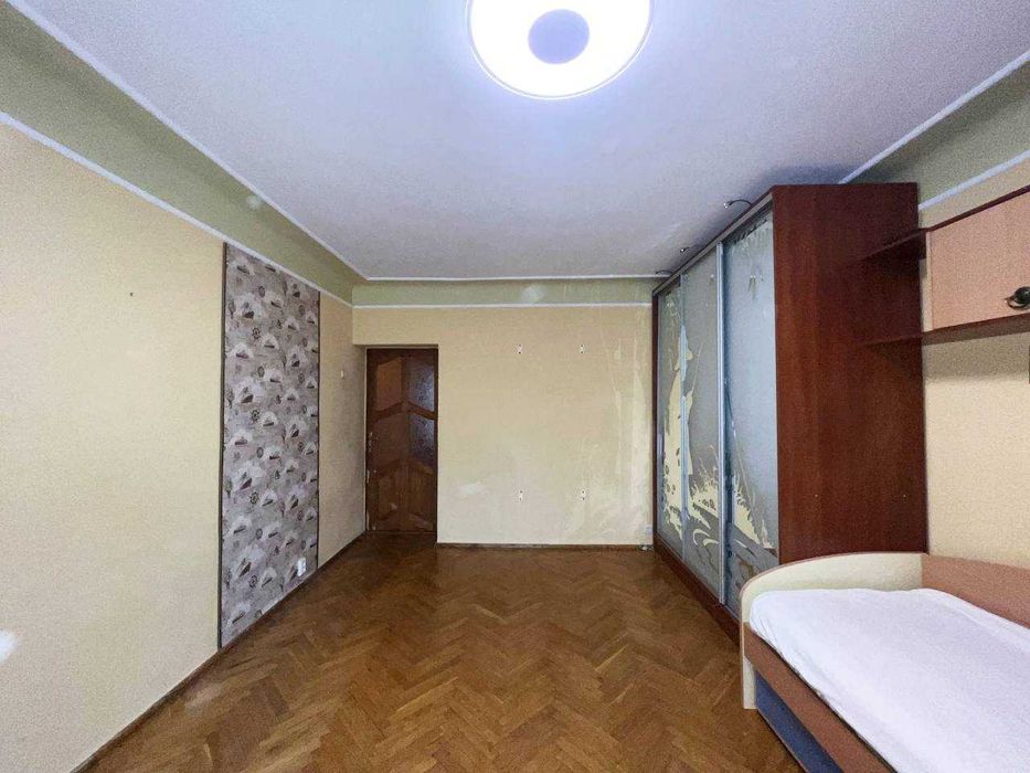 Продам трикімнатну квартиру з індивідуальним опаленням на Пивзаводі