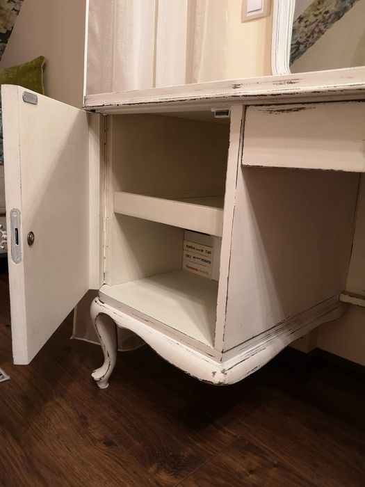 Drewniana rustykalna toaletka