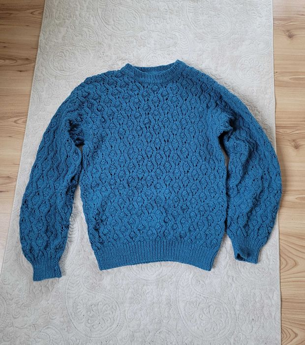 Niebieski pleciony sweterek