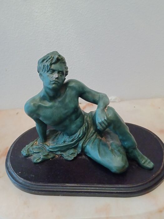 Estatueta em gesso, rapaz sentado