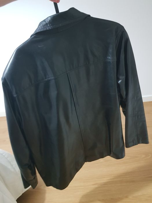 Casaca em Pele de Cor Preto