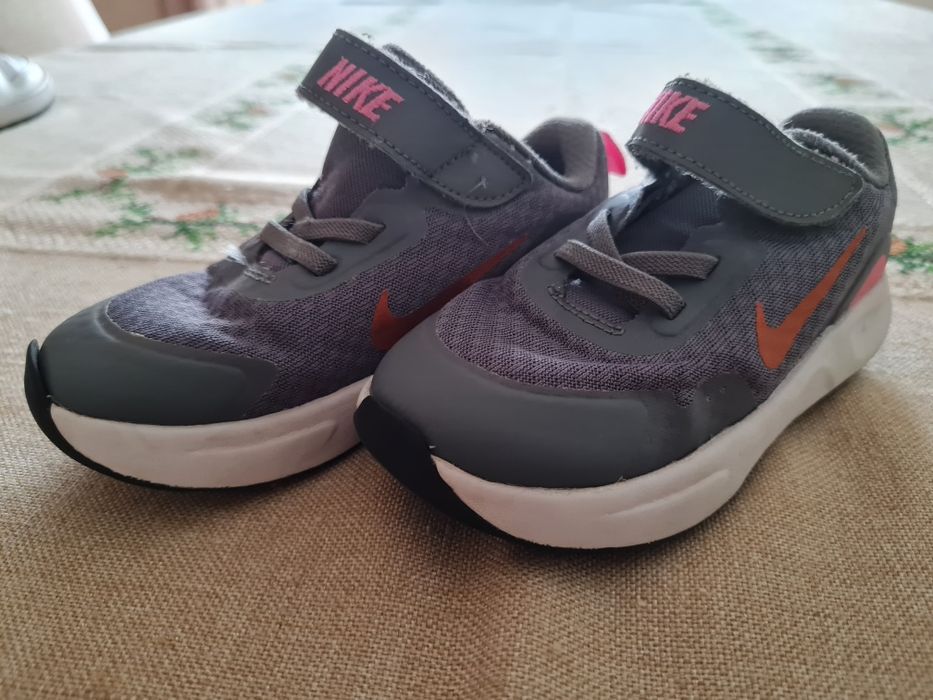 Calçado e roupa de criança