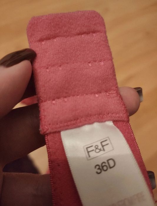 Piękny różowy stanik biustonosz 36D 80D z ozdobną falbanką