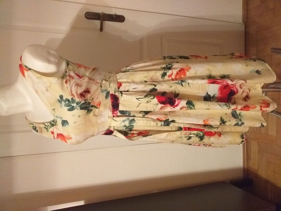 Retro sukienka w stylu lat 50 w kwiaty S