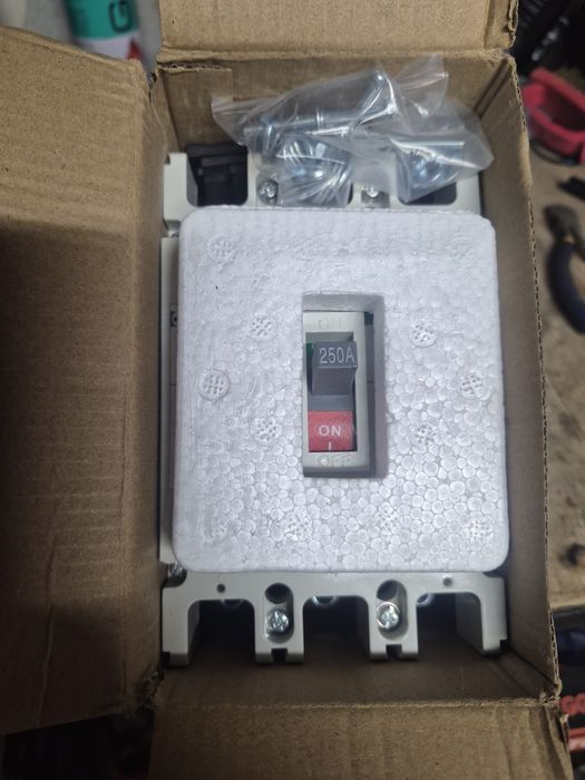 Автоматичний вимикач