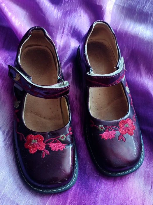 Buty wizytowe dziecięce lakierowane, haftowane na rzepy Ren But