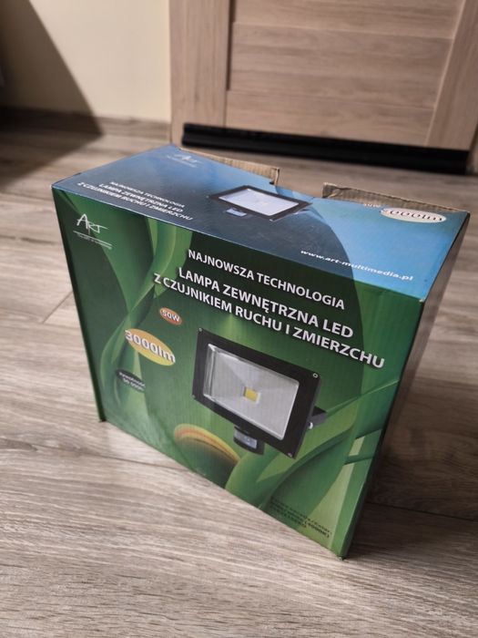 Lampa zewnętrzna z czujnikiem ruchu i zmierzchu 50W 3000lm lumenów