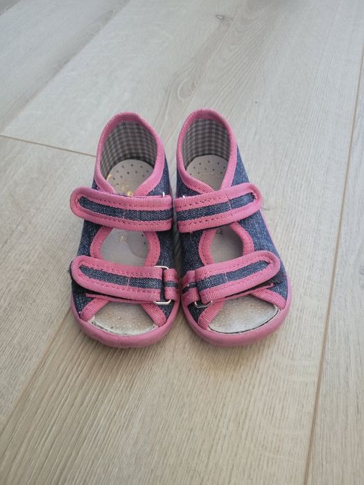 Kapcie, sandałki dziewczęce 22