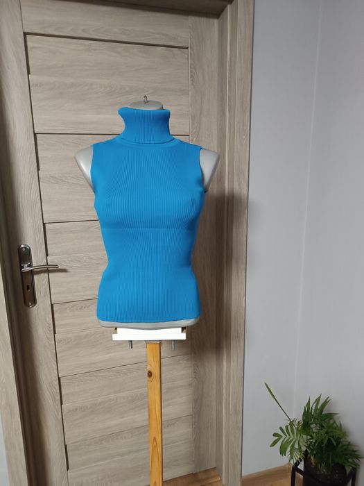 Bezrękawnik dzianinowym z golfem