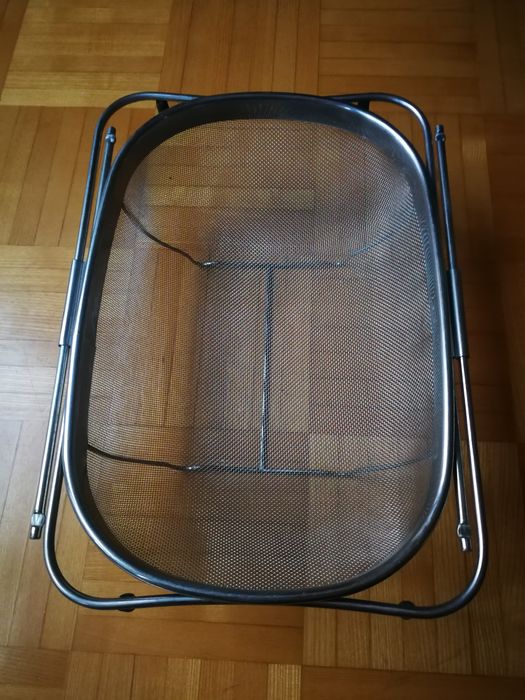 Durszlak ociekacz z rozsuwanymi uchwytami do umieszczenia nad zlewem.