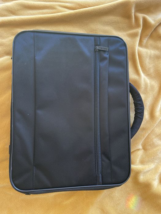 Duża sztywna torba na komputer.