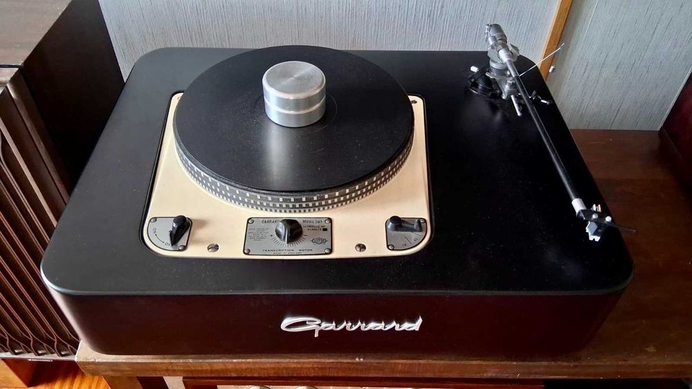 Gira-discos Garrard Modelo 301 / Braço de 12,5" / Base em MDF / Cápsula Hana SL