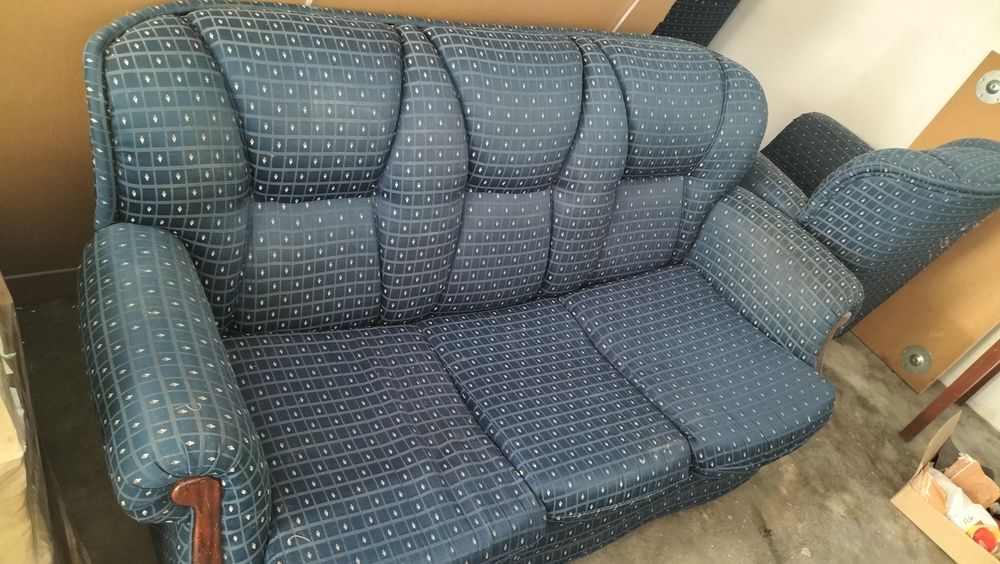 Um sofá grande desdobrado faz cama, e dois pequenos conforme nas fotos