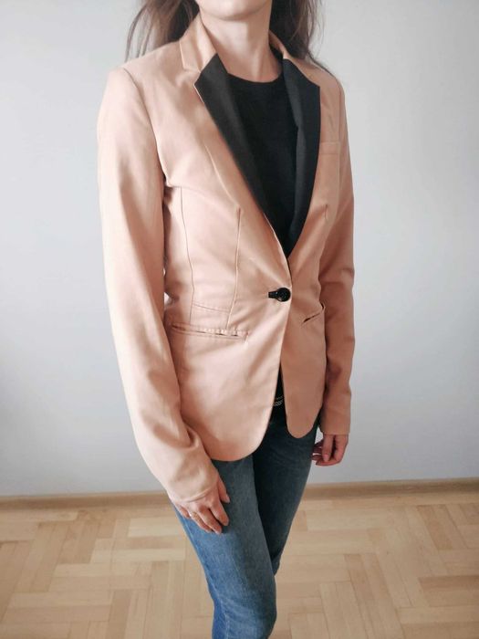 Marynarka Bershka S zapinana na guzik