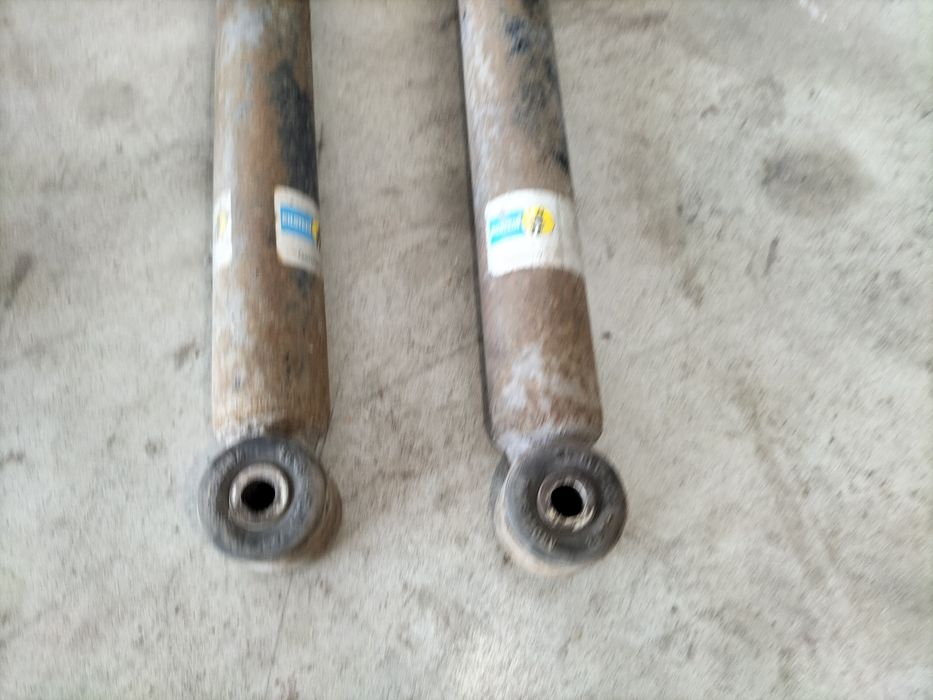 VW Bora sedan amortyzatory sprężyny tył tylne KOMPLET i inne