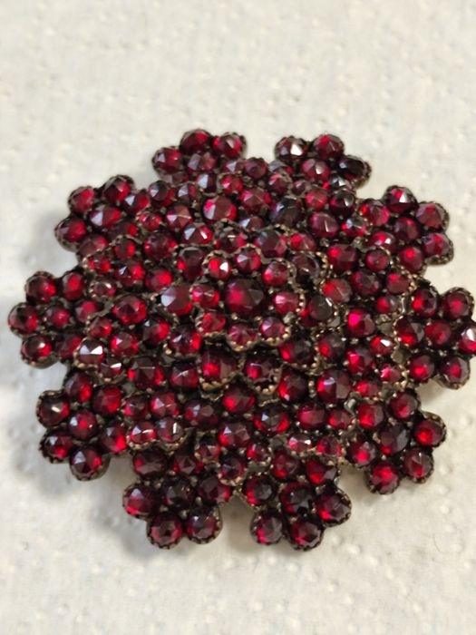 Broszka ,stare granaty.