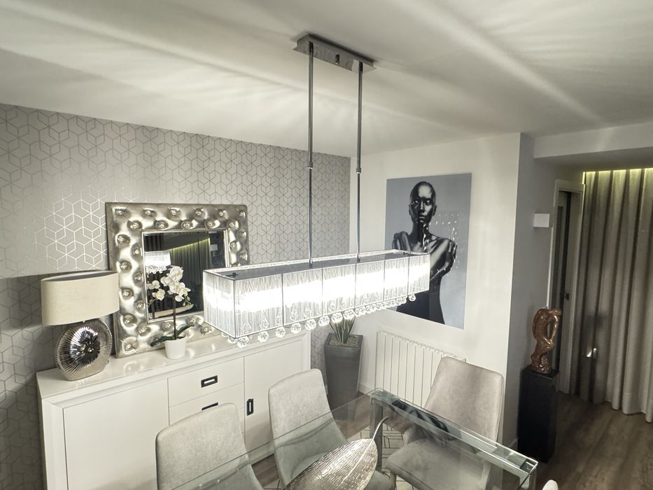 Candieero de sala moderno acabdo inox brillo con pendolos de cristal.