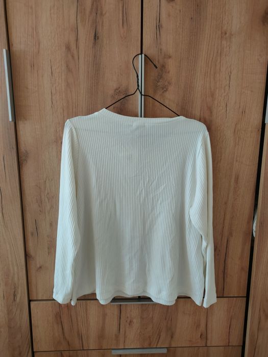Біла кофта типу лонгсліву