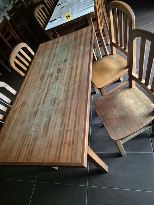 Conjunto de mesas e cadeiras