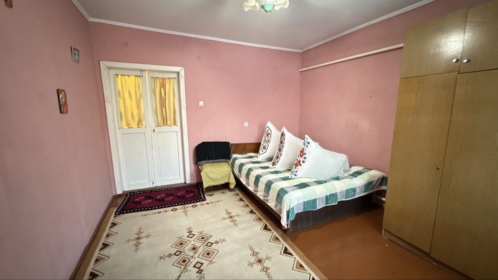 Добротний теплий будинок для життя біля лісу та річки