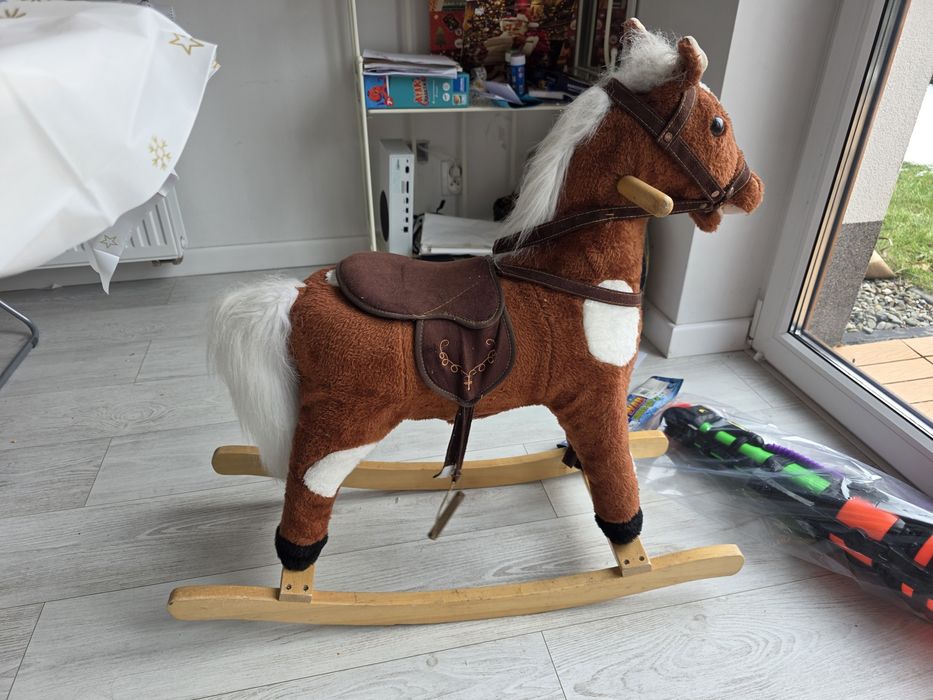 Koń na biegunach zabawka dla dziecka