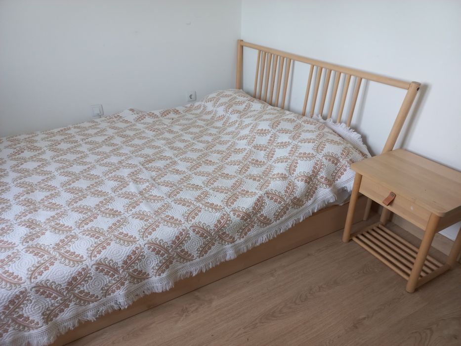 Cama de casal grande em madeira