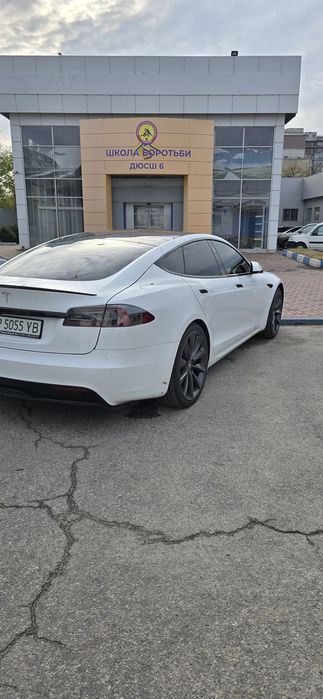 Tesla model S 2021год