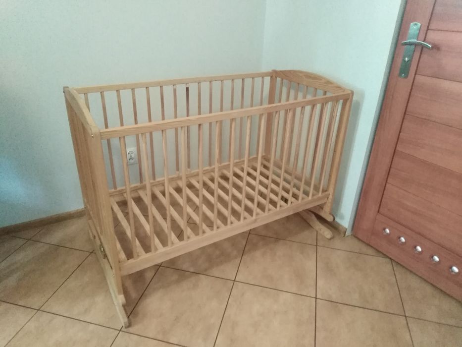 Łóżeczko niemowlęce drewniane