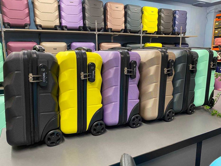 Валіза, чемодан пластиковий на колесах Wings Польша (П09)