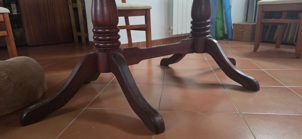 Mesa de sala em madeira maciça