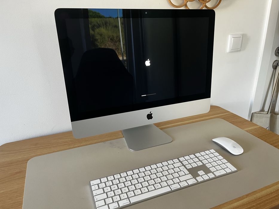 iMac 21.5” (2020) – i5 6-Core | 16 GB | 512 GB SSD | Mint + Box