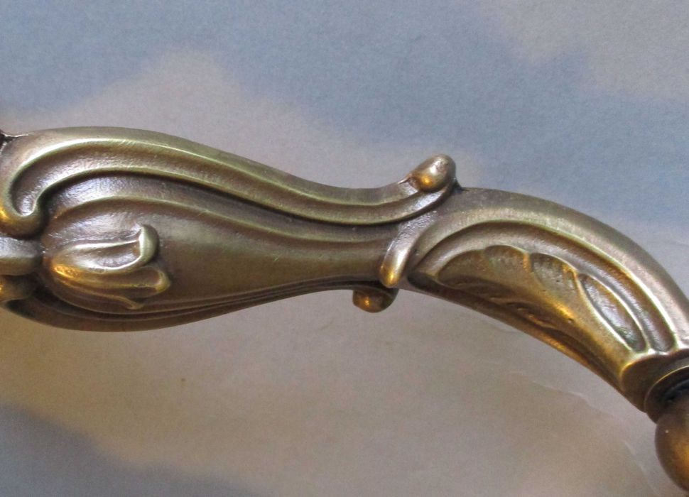 Trzy mosiężne kinkiety (Para kinkietów plus jeden = komplet).