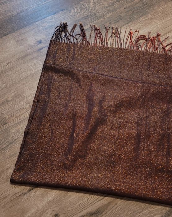 Błyszczący szal z metką