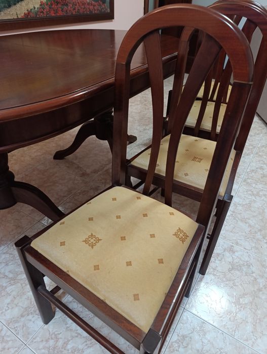 Mesa de jantar extensível em madeira com 4 cadeiras 

Vendo mesa de jantar em bom estado, com extensão incluída. Ideal para o dia a dia e t