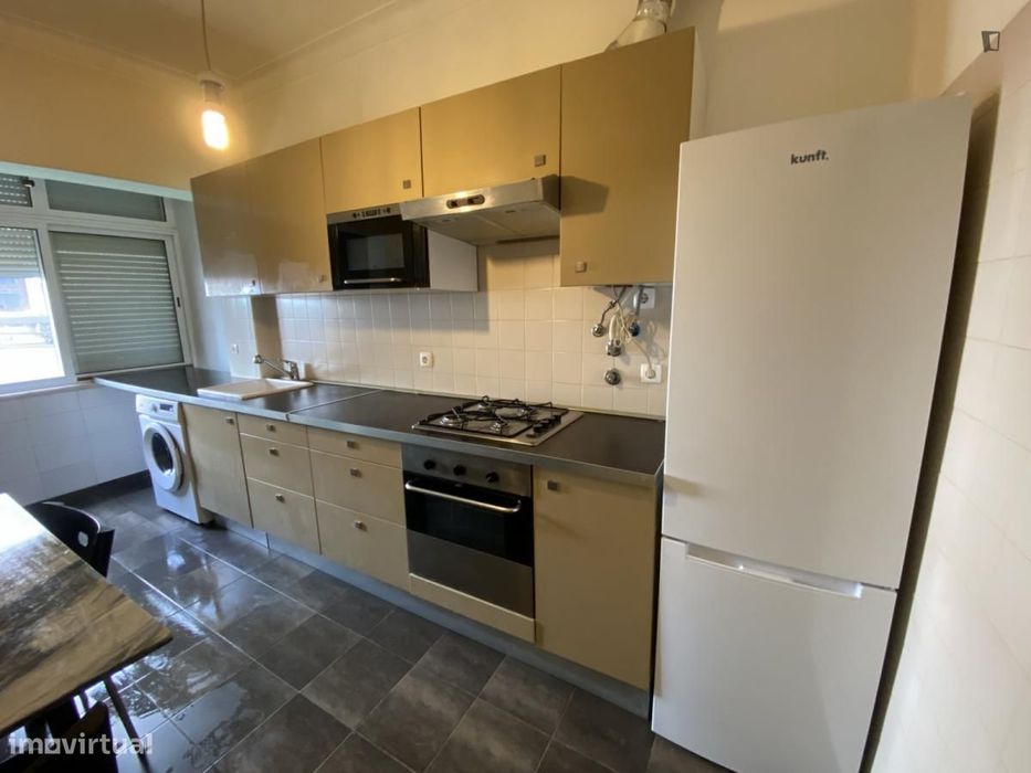 Quarto - localizado em Almada Lisbon