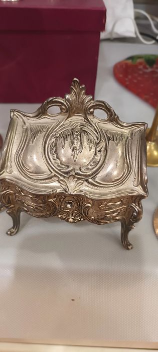 Старинная литая ювелирная шкатулка