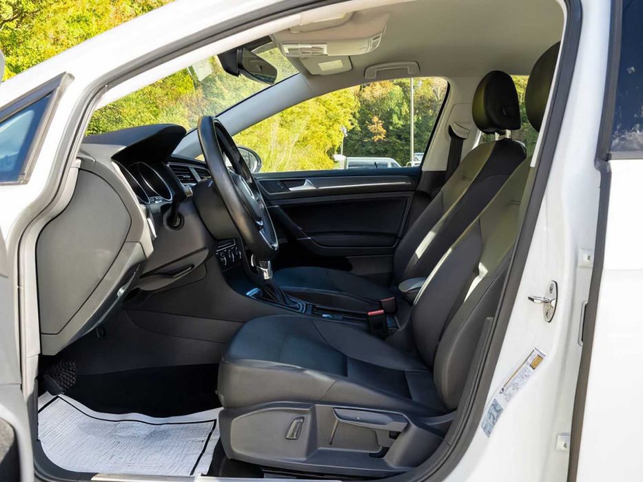 Volkswagen e-Golf      2017