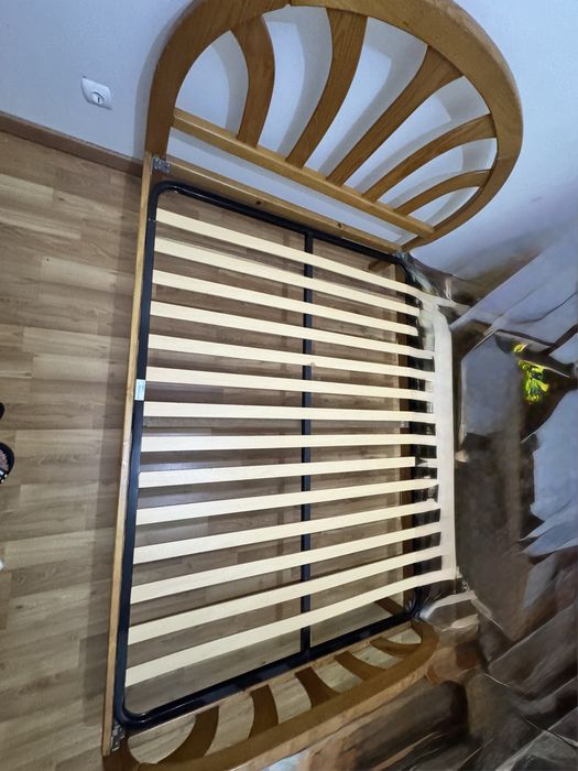 Cama de madeira com estrutura metálica