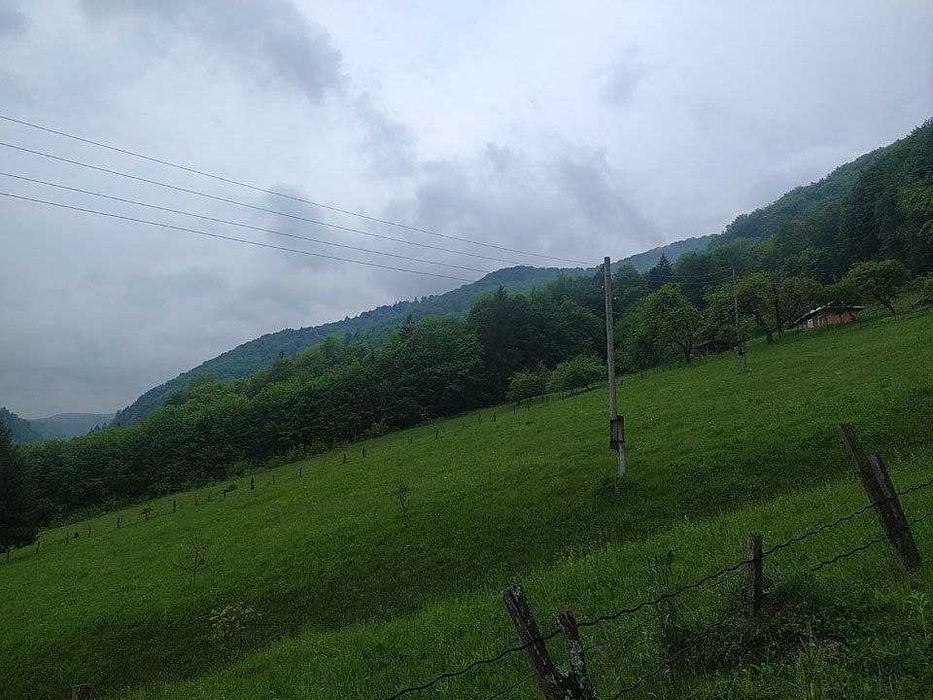 здаються будиночки в Карпатах з краєвидом